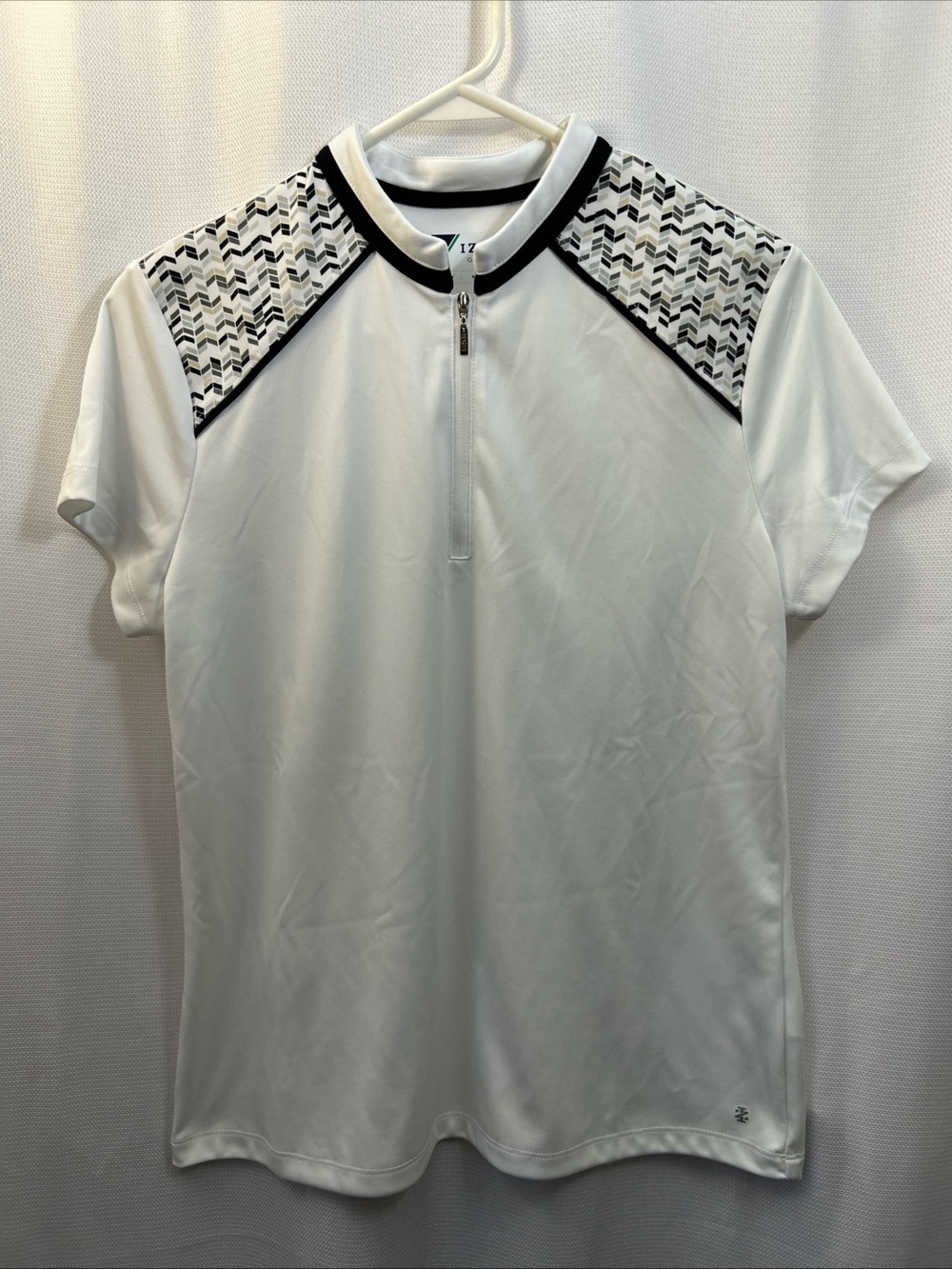 Izod White Short Sleeve Zip Golf Top Black Trim‎ Chevron Patterned Shoulders